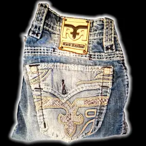 Väldigt snygga rock revival jeans!! Har blivit uppsprätta vid benöppningen vilket gör passformen bättre. Saknar knapp i gylfen och ena bakfickan och säljs därför lite billigare. Hmu om du är intresserad och kom gärna med bud  :)