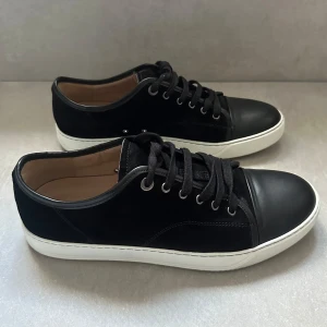 Lanvin skor - ett par otroligt snygga lanvin i svart, är helt nya och nästintill aldrig använda. Nypris är ca 5500! allt og tillkommer. Är i uk 10. hör av er vid frågor&bilder!🙌🏽