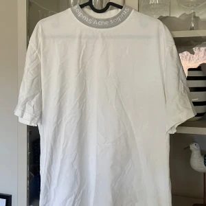 Acne logo neck - Superfin acnetröja i superbra skicka! Pris kan alltid diskuteras. Herrmodell men passar på mig som tjej också!