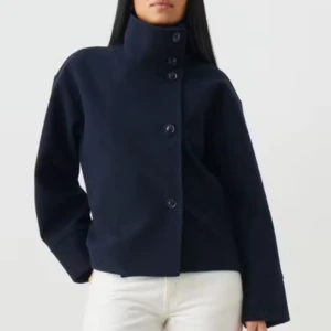 Jacka från Gina tricot  - Marinblå jacka från Gina tricot storlek xs. Bra skick men använt så tyget har blivit lite nopprigare. Skriv för egna bilder🙂