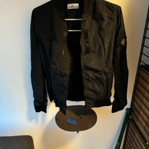 Stone island jacka - Snygg jacka från stone island.  Skick- 8/10. Nypris 2499. Mitt pris 949. Storlek 14y/164