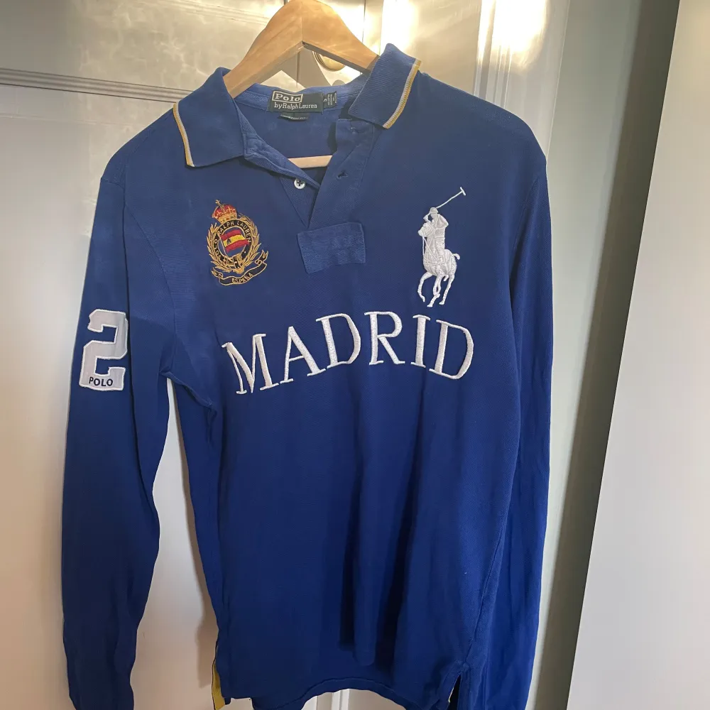 Intressekoll på denna överfeta Ralph lauren ”chief keef” madrid polo🇪🇸🇪🇸🇪🇸 Väldigt bra skick. Såklart äkta jämfört med dom andra på plick😭✌️ Size S men passar M. Lägg bud. T-shirts.