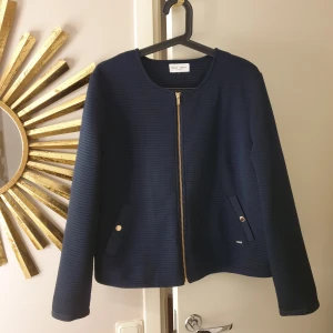 Tunn jacka/kofta - Mjuk ribbad marinblå tunn jacka från Lindex.  Kan även användas som kofta.  Använd få gånger, inga defter eller så.  Nypris- 399kr