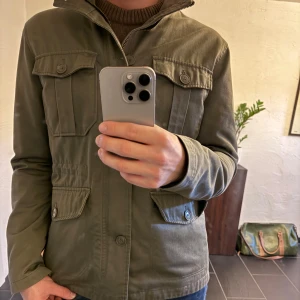 Säljer denna feta jacka från These glory days - Den är i storlek L, passar grymt nu till höstvädret. Har en tunn fodring i sig!