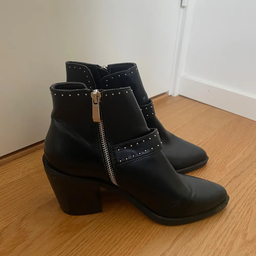 Svarta Ankel boots i storlek 37, från Strandivarius.  I bra skick! . Skor.