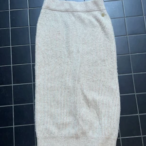 Stickad kjol - Riktigt fin stickad kjol från Pernilla wahlgrens kollektion som inte säljs längre. Sitter riktigt skönt och fint, kliar inte, är stretchig i materialet. Storlek xs men passar säkert som en S också. Köpt för 400 säljer för 299 då den knappt är använd💕