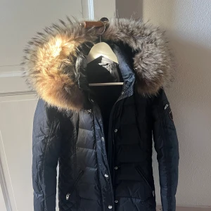 Rock and Blue Jacka - Varm, går över rumpan Riktigt päls.