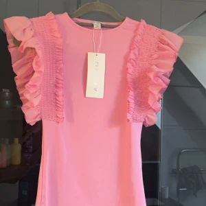 Topp - Otroligt fin topp, stretchig men sitter tajt.  Passar även dig som har storlek S. Aldrig använt den lapp finns även kvar som på bilen. Köpt i berlin. Ordinarie pris 250kr nypris 200kr 💕