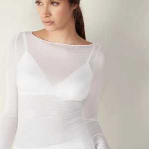 Intimissimi tröja - Säljer en vit ( OCH EN SVART LIKA DAN FINNS I MIN PROFIL!) intimissimi tröja nypris 569kr inge mycket andvända inga fläckar eller skador eller så skriv för egna bilder pris kan diskuteras vid snabb affär eller köp av båda❤️❤️🥰
