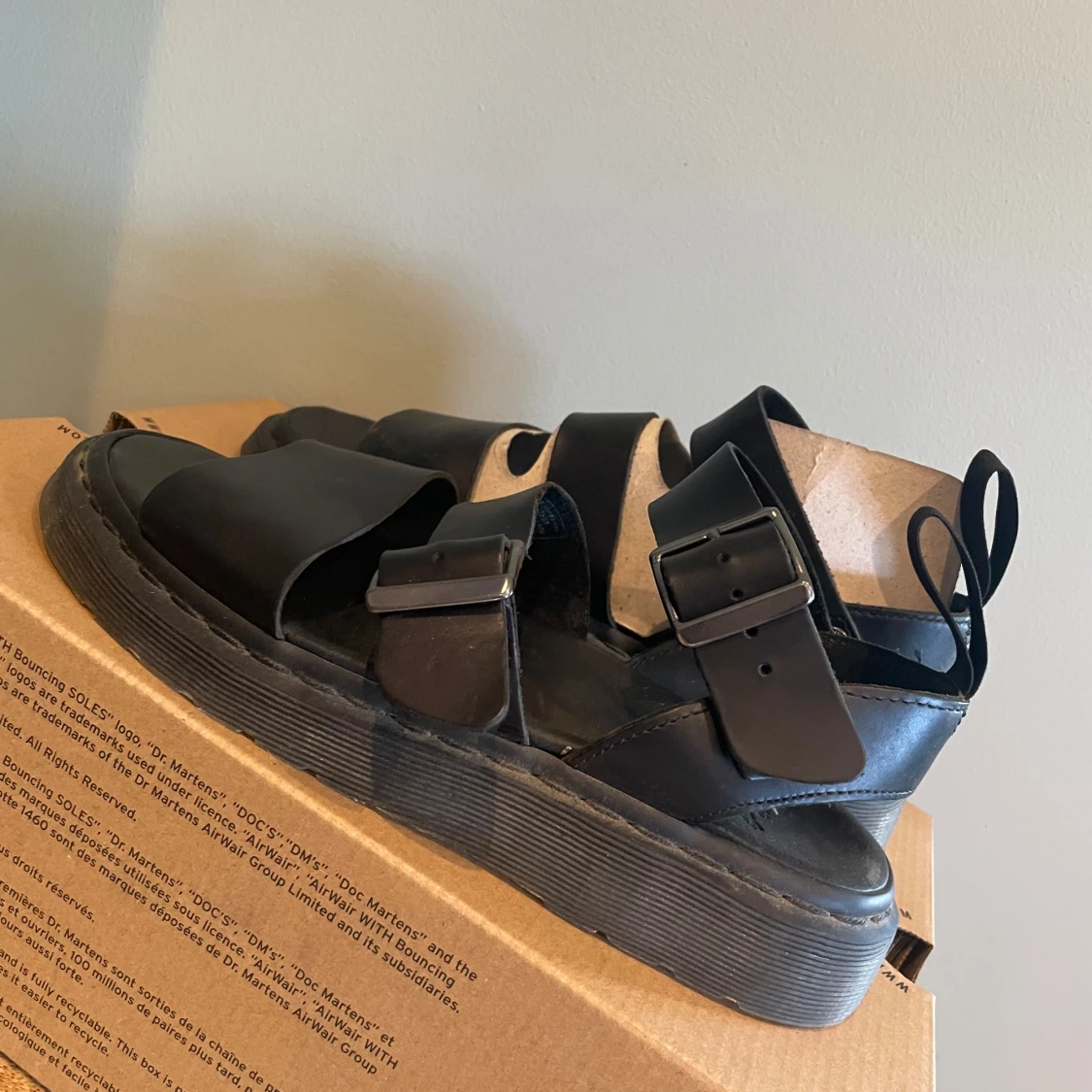 Svarta sandaler med spännen - 91