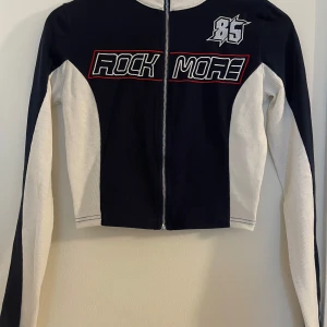 Croppad tröja - En croppad tröja som köptes på SHEIN. Har inte använt länge men det märks att materialet är inte som man har förväntat sig. Därav det låga priset.