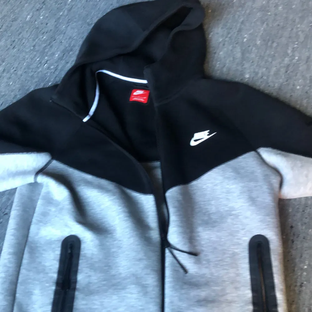 Jätte fin Nike tech passar bra för vinter  Jätte skön o ha på sig säljer den eftersom den är liten . Hoodies.