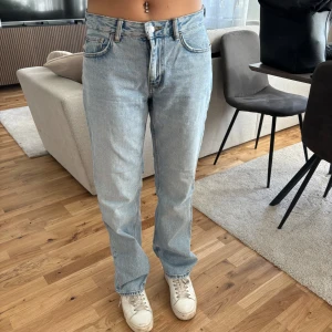 Lågmidjade Jeans  - Ljusblå jeans från Gina med låg midja, Nyskick! 