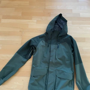 Skaljacka  - Endast provad grön snygg skaljacka från Urberg, inköpt förra säsongen från Outnorth. Stl M.