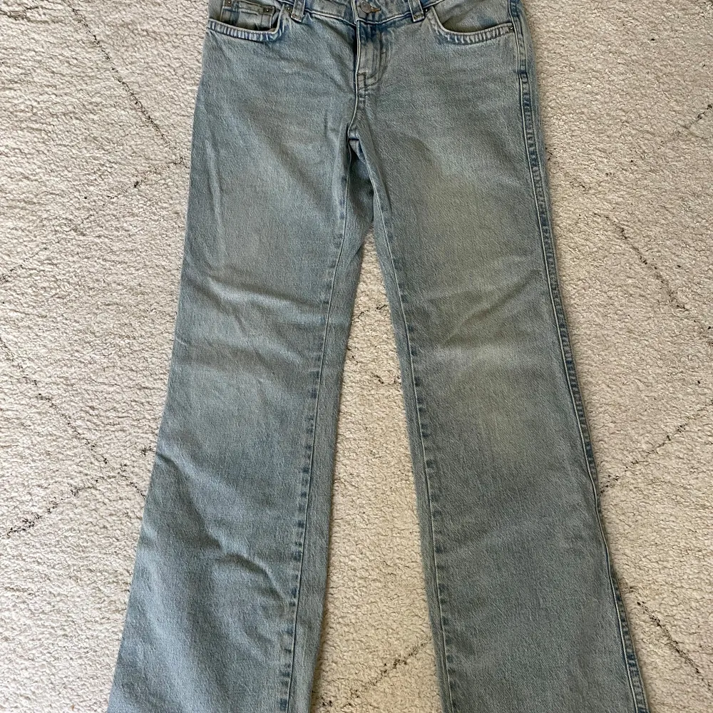 ginas y2k low bootcut jeans knappt använda storlek 36 innerbenslängd ca 81cm. Jeans & Byxor.