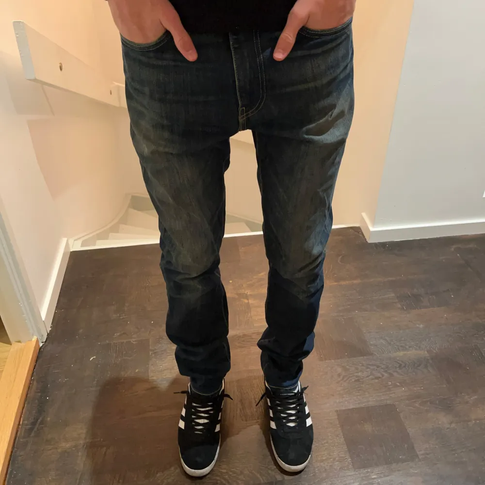 Tja säljer nu mina gamla Levis jeans. Jeansen har en riktigt fet tvätt. Jeansen är i väldigt bra skick utan några defekter. Har du några frågor eller funderingar hör av dig . Jeans & Byxor.