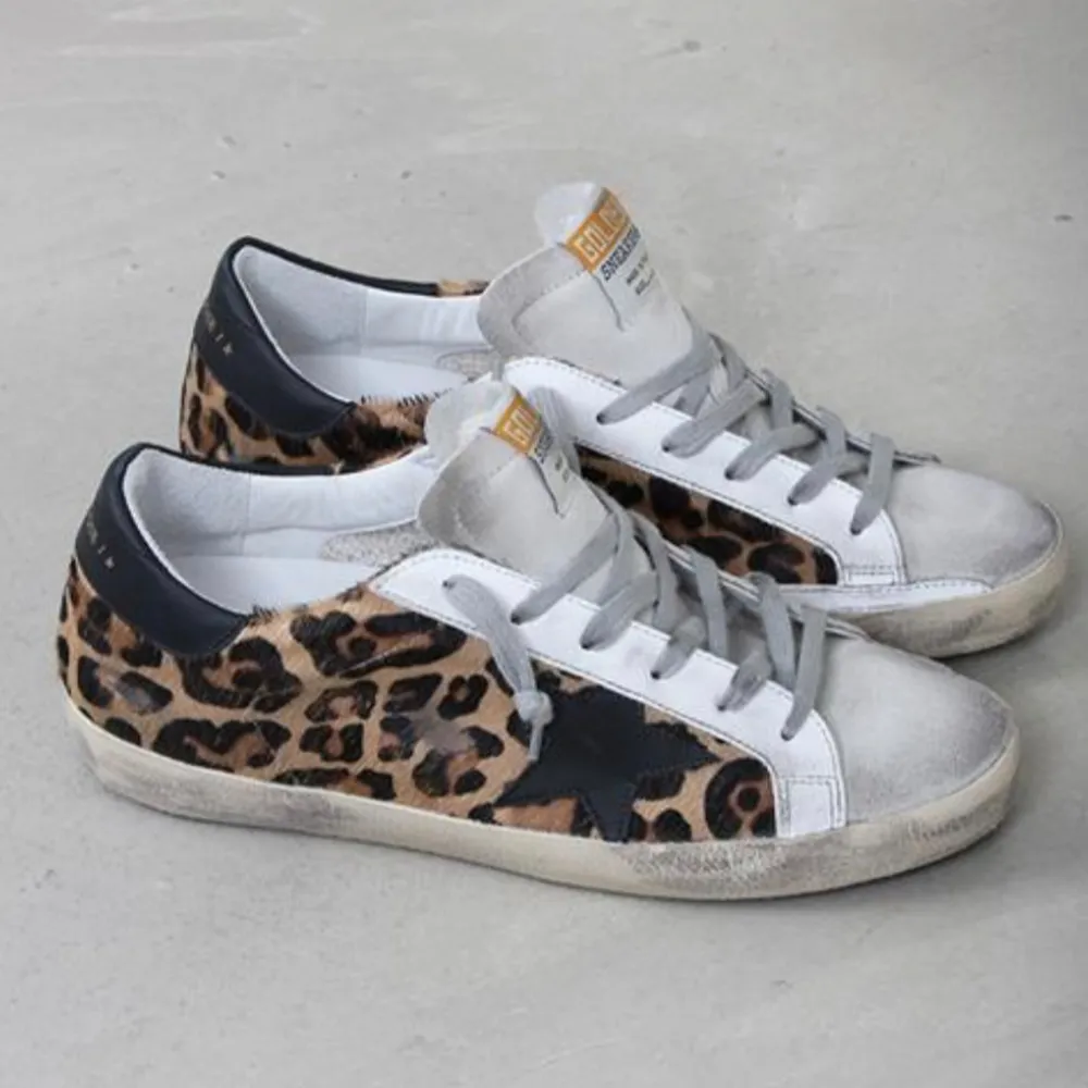 Ett par Golden Goose Deluxe Brand Leopard. Dehär skorna har jag köpt begagnat på ebay. Den är ganska använda men fortfarande snygga 💕💕 Några frågor eller skulle behöva ytterligare bilder, hör av dig 😆. Skor.