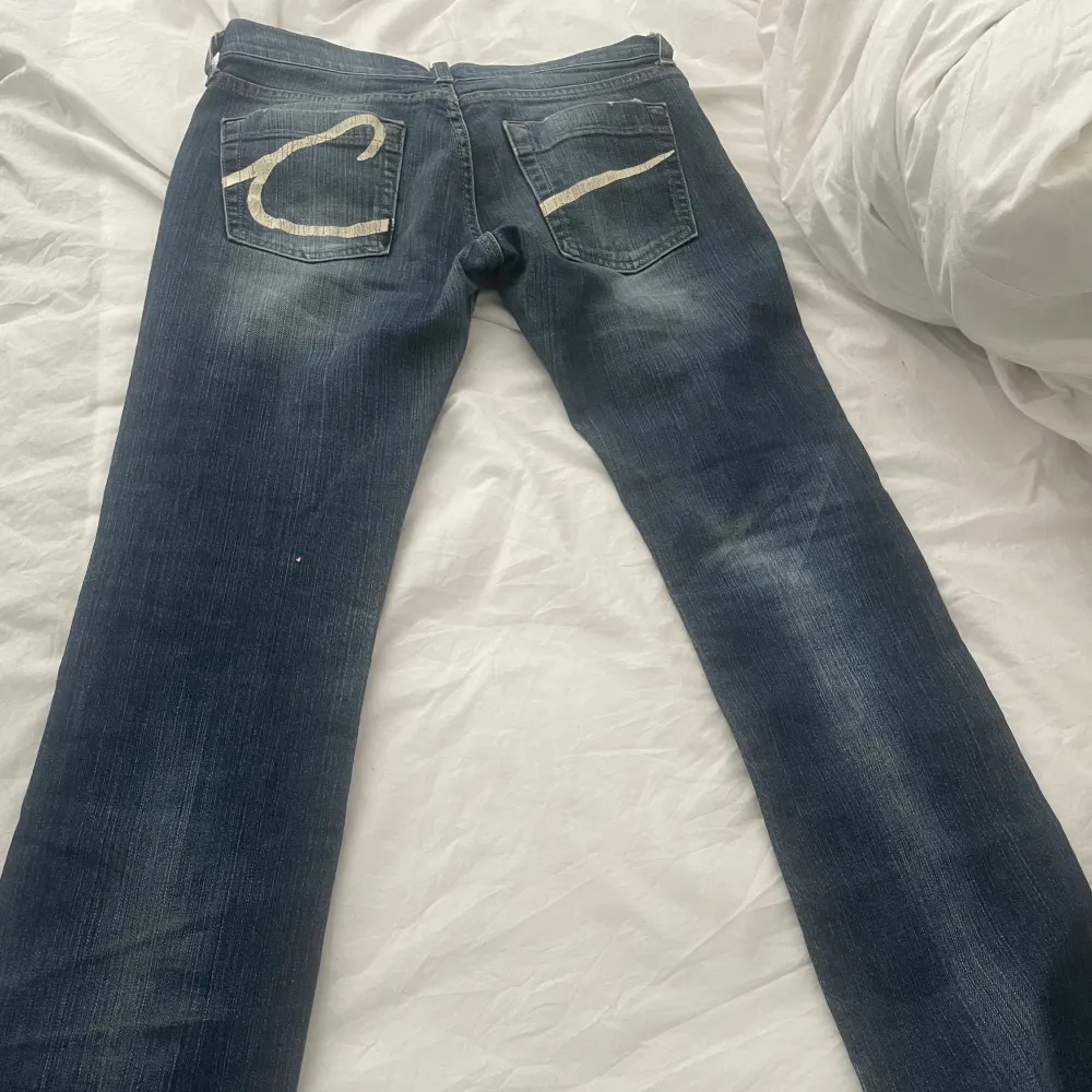 Säljer ett par lågmidjade bootcut blåa jeans, märket är crocker. Storlek: 27/30. Jeans & Byxor.