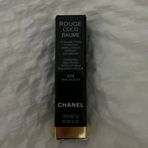 Chanel tinted lip balm OANVÄNT  - Ett helt oanvänt lip balm från chanel, inte ens testat ❤️Superfin naturlig färg! I nyansen 918 My rose ❤️ nypris 500