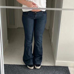 lågmidjade jeans - Jättesnygga bootcutjeans! innerbenslängd: ca 85 midjemått: ca 37