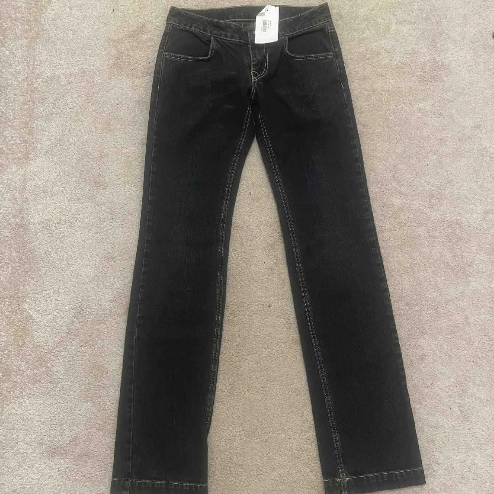 Snygga blå jeans med dragkedjefickor, hör av er vid frågor eller funderingar 🫶🏼Midjemått 38 cm och Innerbenslängd 78 cm . Jeans & Byxor.