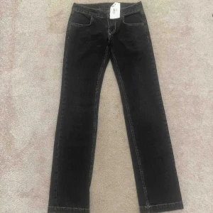 Blå jeans  - Snygga blå jeans med dragkedjefickor, hör av er vid frågor eller funderingar 🫶🏼Midjemått 38 cm och Innerbenslängd 78 cm 