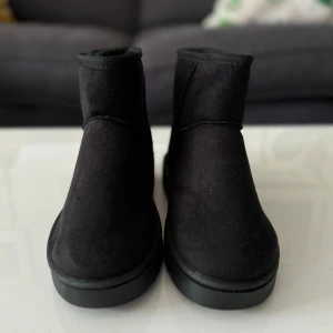 NYA Svarta boots med mjukt foder - NYA! Stl 36 ca. Svarta boots i syntetmaterial med mjukt foder. Perfekta för kalla dagar när du vill hålla fötterna varma och bekväma. Felköp i stl. Står 37 på men de är små. Hämtas på Hägerstensåsen eller ök 🥾
