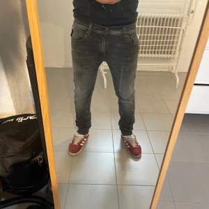 Replay jondrill jeans  Storlek w30 l30 Skicket är nyskick inga skador eller liknande.