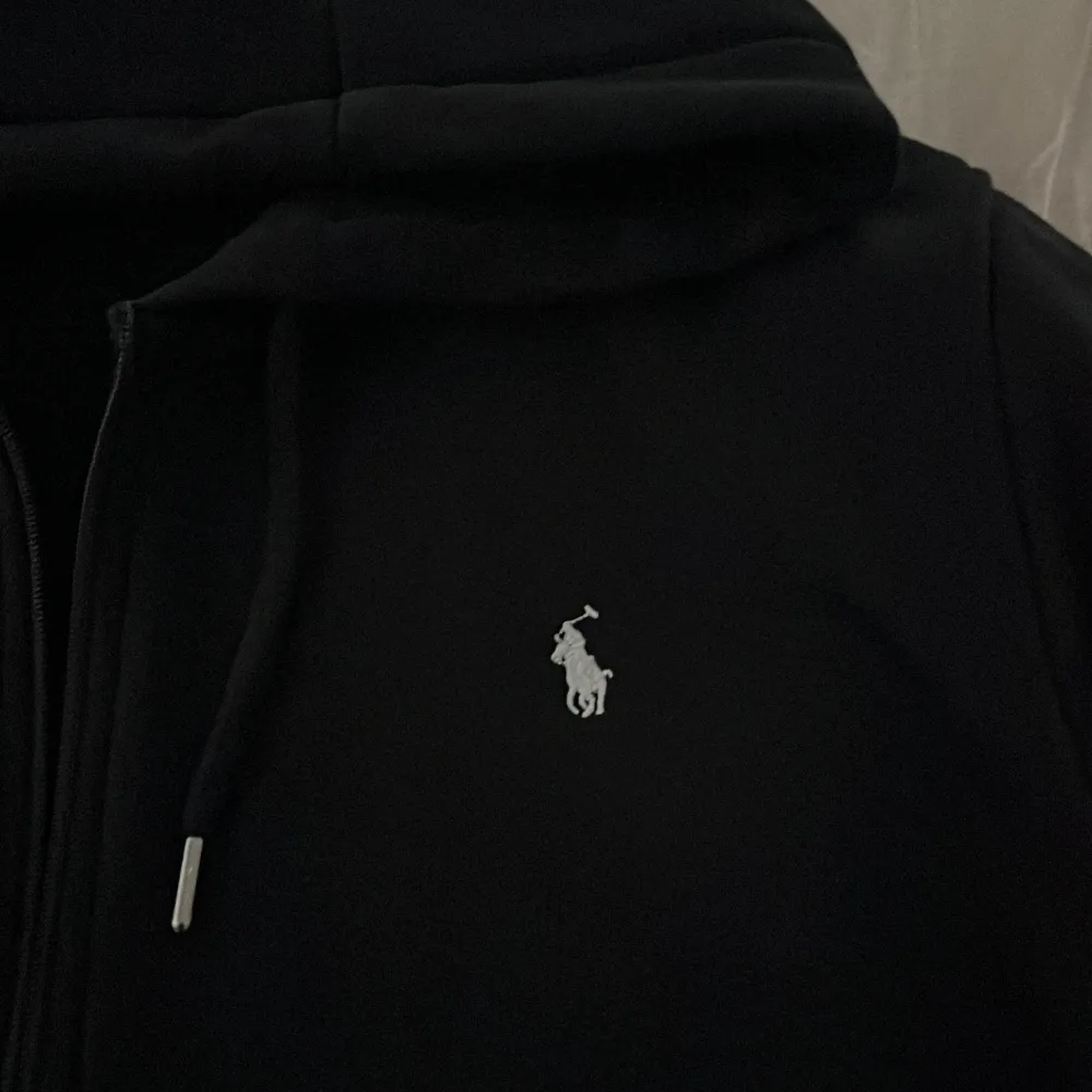 Bra skick, riktigt snygg hoodie, INTE FAST PRIS DET GÅR ATT FÖRHANDLA. Hoodies.