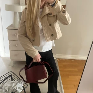 Jättefin väska - Hej, dethär är en inprincip ny väska ifrån Gina Tricot i nyskick och den är vinröd som passar perfekt till hösten, bara använt 1 gång