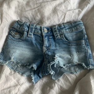 Jeans shorts från Gina - Jeans shorts från Gina är i bra skick!! Har ett par fickor med knappar där bak🤩