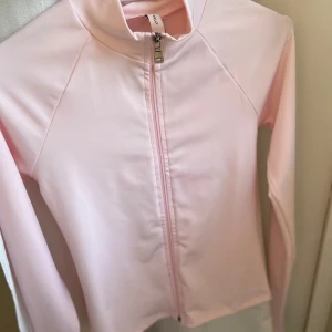 Nelly zip rosa tröja  - Storlek Small Endast använd en gång. Nyskick  