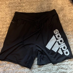 Adidas shorts  - Skick 9/10 använda fåtal gånger 
