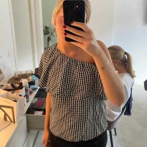 One shoulder topp  - One shoulder topp,oanvänd .Köptes från vinted.Ingen aning om märke 