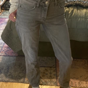 Lågmidjade straight jeans - Lager 157 jeans i modellen ”ICON”, färg: ljusgråa, storlek: XXS. Är själv 170cm och är helt okej i längd, men skulle hellre ha längre. Knappt använda, skriv om ni har några frågor❣️