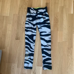 Byxor  - Ett par träningars byxor i ett bra skik använda två ggr. PRISET KAN DISKUTERAS 💓