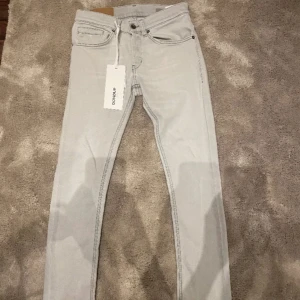 Dondup jeans  - Feta dondup jeans i storlek 28 dom är i färgen ljus-grå bra skick bara att skriva vid frågor samt intresse. Tar emot byten. Dom har typ två fläckar men säg till om ni vill ha bild 
