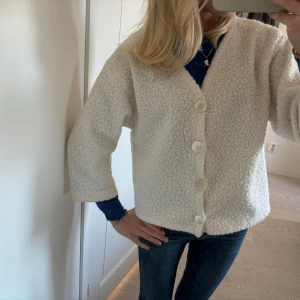 Teddykofta - Trekvartsärmad kofta i teddy💕 syr dessa själv och kommer eventuellt ta emot beställningar där man kan välja mellan olika förger och färg på knappar men för tillfället är det denna som jag säljer🥰