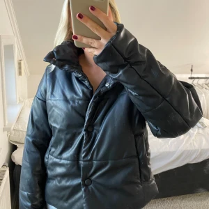 Jacka - En jacka perfekt till hösten🙌🏼 Den är i fint skick från Nakd. 