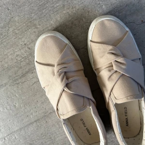 Gulliga skor - Jätte fina skor som går och andvända både sommar höst och vår💕 andvända ca 3 gånger och mycket bra skick❤️ 