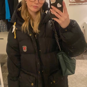 Fjällräven jacka dam - Fjällräven down lite jacka i storlek S jag använt i 1 vinter! Den är välanvänd och begagnad sen innan men fof väldigt fin. Det har släppt lite dun samt att det finns få små lagade hål på jackan🫠 gamla modellen drf lite större än S!☺️