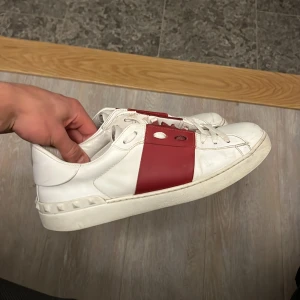 Valentino Garavani Röd - Tjena igen. Nu säljer jag dessa Valentinos som är i ett bra skick med liten skada på baksidan av skon och även en mindre skrapa på framdelen. Dessa är sällsynta och nypris runt 7-8 tusen. Pris kan diskuteras vid snabb affär!