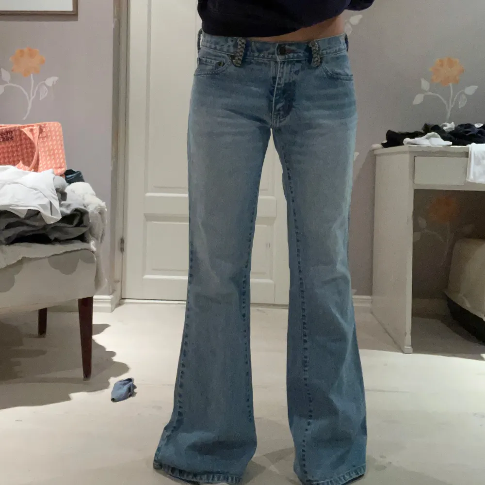 Skit snygga ljusblå lågmidjade jeans som tyvärr e förstora för mig😓❤️ märket heter ”juicy jeans. Jeans & Byxor.