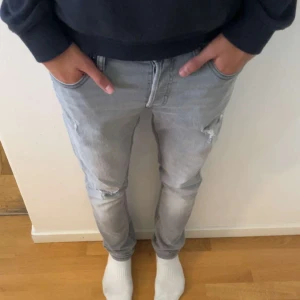 Jack and jones jeans - Säljer dessa jack and jones jeans med slitningar och storlek W30/L32 som jag har använt max 3 gånger. Nypris 700 mitt pri 260. Hör av er om funderingar.