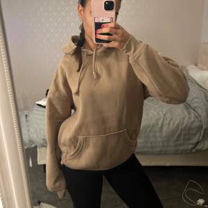 En mörk beige hoodie från BikBok. Den är lite små nopprig men ananrs i ett bra skick.  🤪