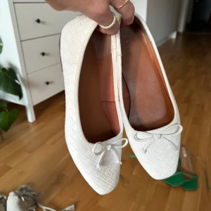 Ballerina - Vita Ballerina från Nakd i storlek 39! Använda en gång i somras, inga fläckar eller slitage. Sulan under är nästintill helt ren. 