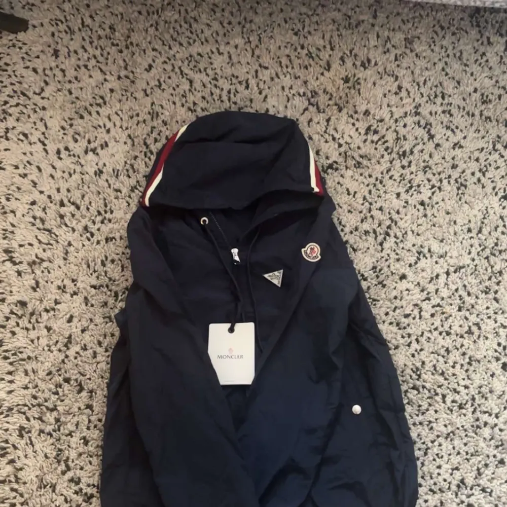 Hej det är så att jag säljer min oandvända Moncler vindjacka för 1699kr jag har ej någon nytta av den då jag tog fel storlek . Jackor.