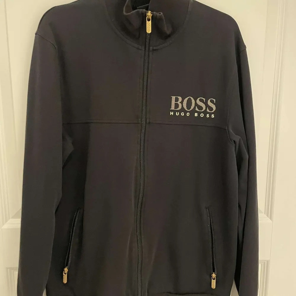 Tjena säljer min Hugo boss kofta, Storlek M köpte den på Zalando för 1700kr har haft den i ett halv år säljer den för 700kr priset kan diskuteras vid snabb affär!!. Tröjor & Koftor.