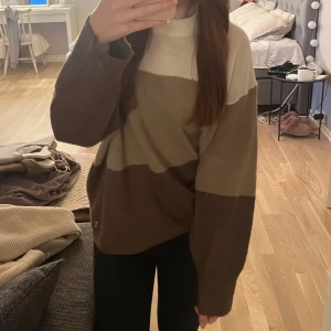 Stickad tröja - Brun och vit stickad tröja i bra skick från Lager157. Tröjan är använd fåtal gånger och är i storlek XS. Skriv gärna vid frågor eller intresse!🤎