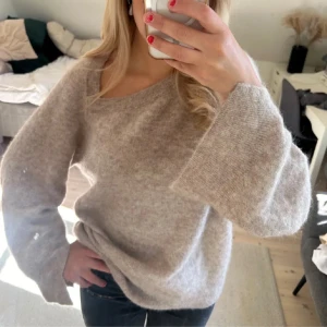 Arket stickad tröja  - Säljer min såååå snygga tröja från Arket i aplacka och ull. Jätte fin skurning vid halsen 😍